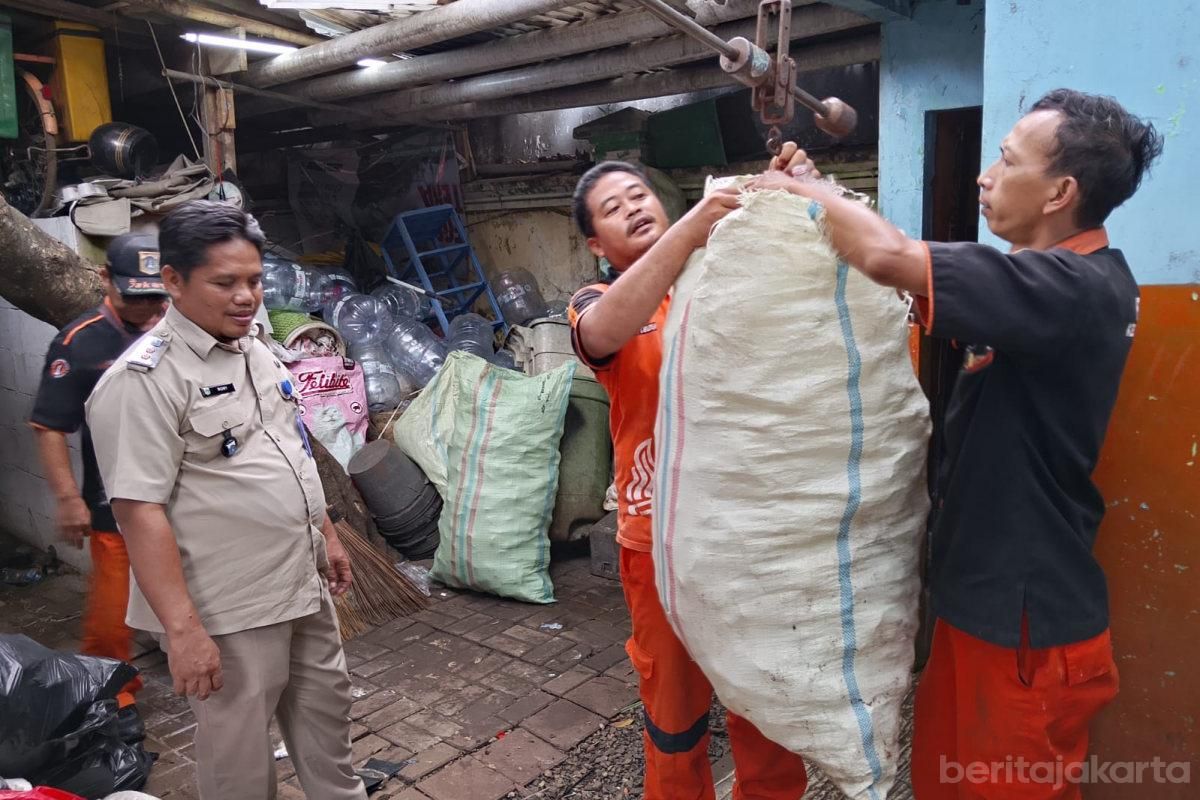 Dari Bank Sampah, Petugas PPSU di Cibubur Jakarta Timur Raih Jutaan Rupiah