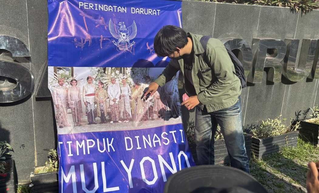 Kritik Lambannya Pengusutan Dugaan Gratifikasi Keluarga Jokowi, ICW Gelar Aksi Bertajuk ‘Timpuk Dinasti Mulyono’