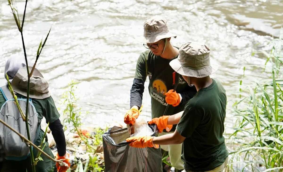 Di Hari Peduli Sampah Nasional, ASDP Gandeng Komunitas Bersihkan Sungai Ciliwung