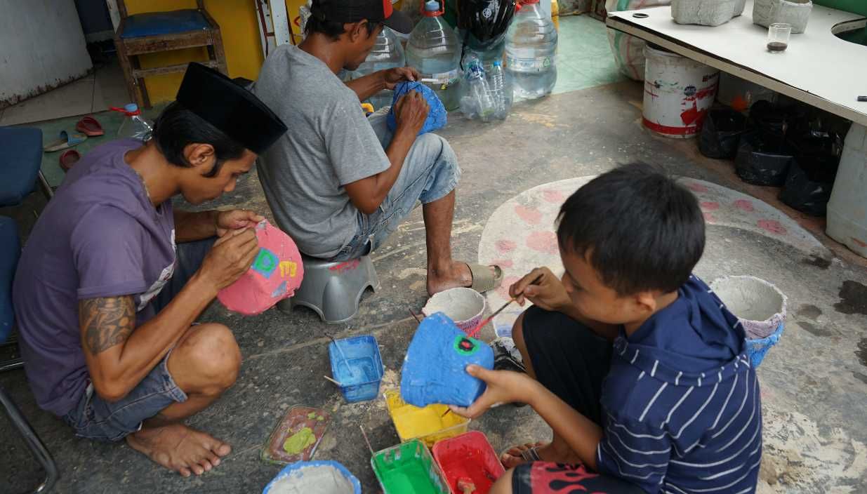 Inovasi Warga Kampung Rawageni, Depok Mengolah Limbah Popok Bekas Menjadi Pot Tanaman Cantik