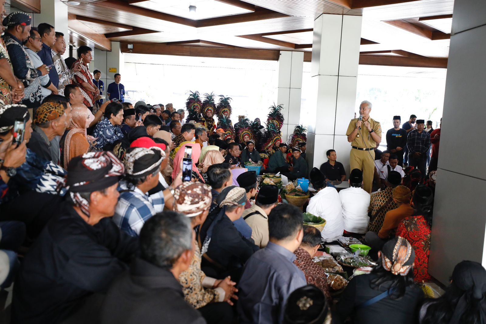 Ganjar Pranowo Pamitan pada Jawa Tengah, Ratusan Warga Serahkan Beragam Seserahan