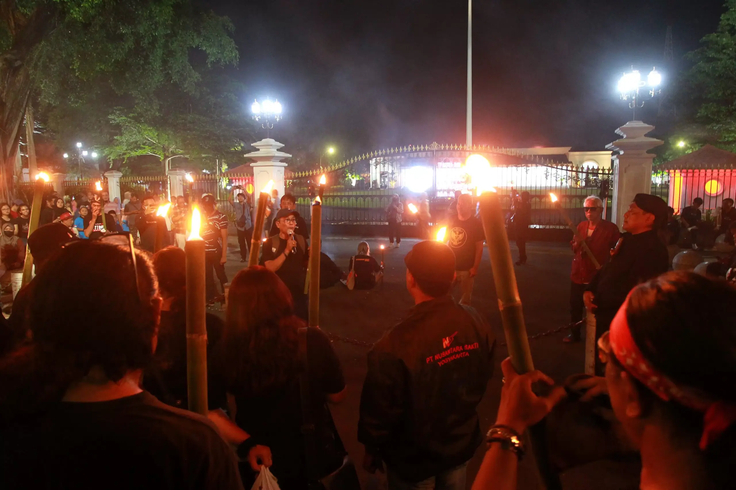 Prihatin dengan Kemunduran Demokrasi di Ujung Pemerintahan Jokowi, Aktivis Jogja Gelar Aksi Jalan Mundur