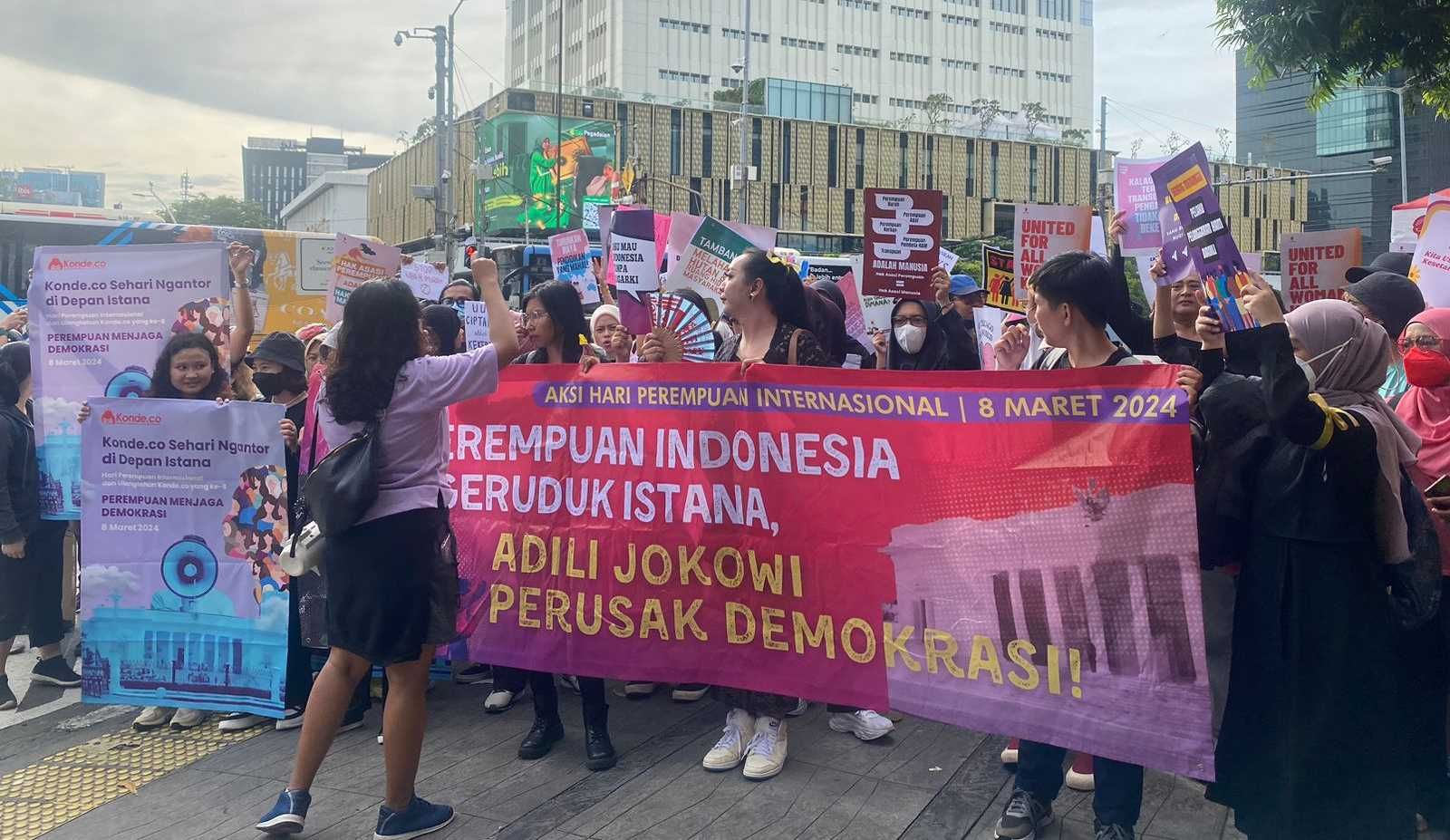 Hari Perempuan Internasional: Jokowi Layak Diadili karena Telah Merusak Demokrasi