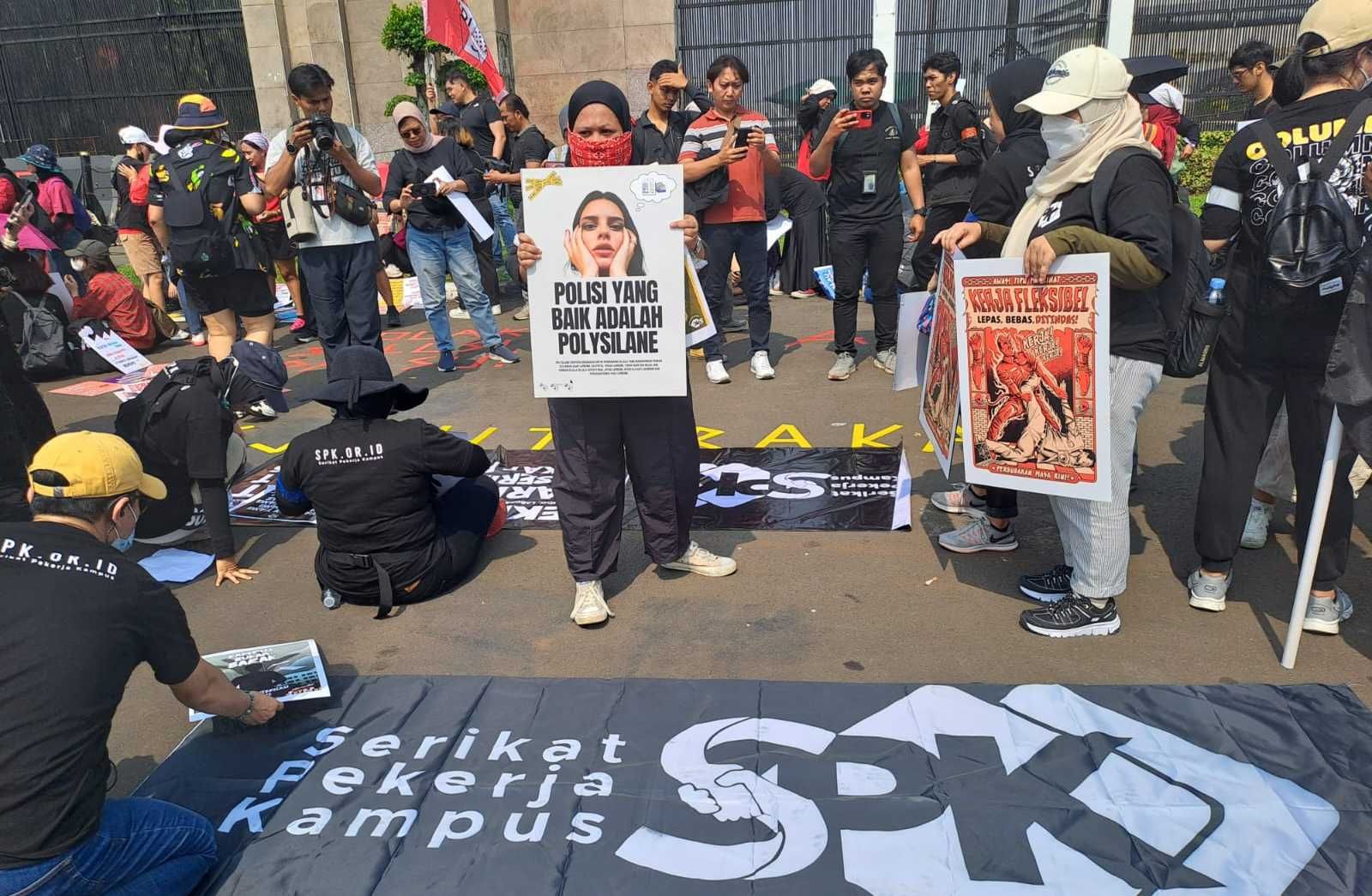 Aktivis GEBRAK Dihalangi Ikut Aksi May Day di Depan Gedung DPR