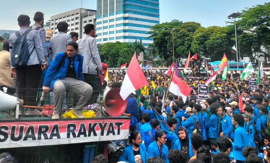 Kawal Putusan MK, Ratusan Massa Demo di Depan Gedung DPR/MPR
