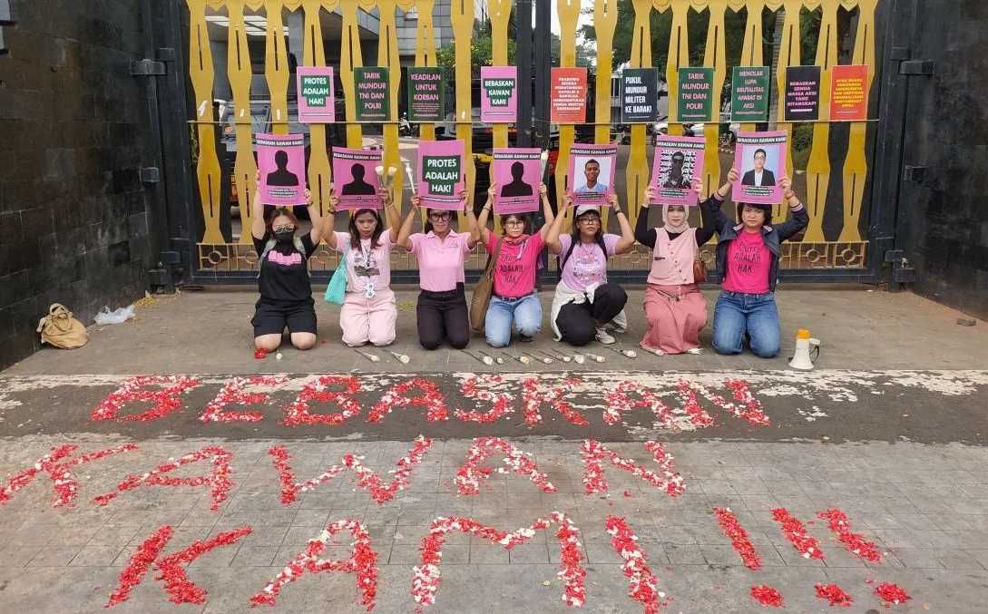 Gelar Aksi Tabur Bunga, Aliansi Perempuan Indonesia Tuntut Aktivis yang Ditahan Segera Dibebaskan