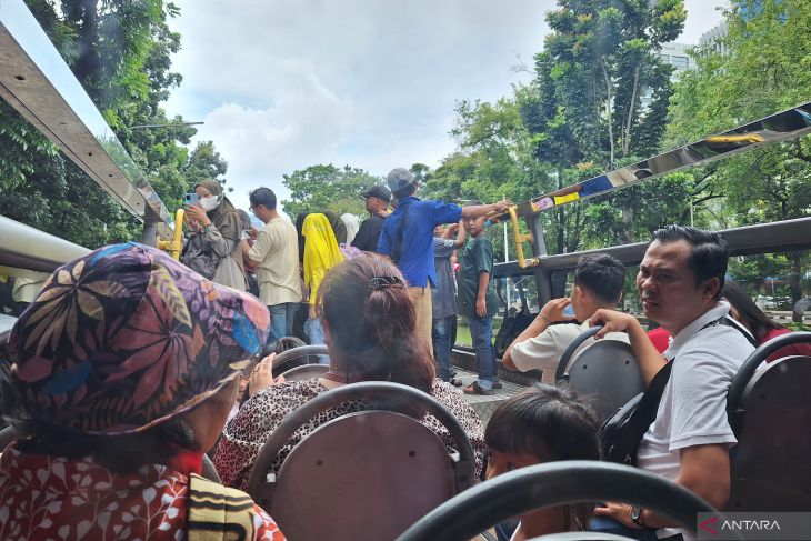 Libur Lebaran, Warga Ramai-Ramai Menjajal TransJakarta Pencakar Langit