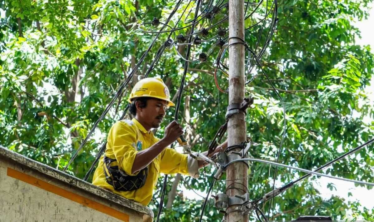 Jelang Tahun Baru, Pemkot Jakarta Pusat Rapikan Kesemrawutan Kabel Udara di Sejumlah Titik