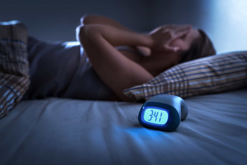 Menggunakan Ponsel Sebelum Tidur Bisa Memicu Insomnia