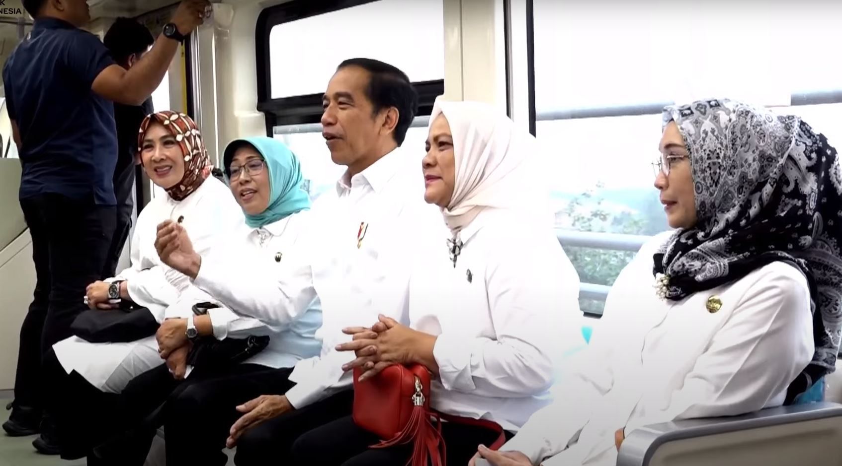 Jokowi: Gangguan dan Kekurangan LRT Jabodebek Akan Dievaluasi dan Diperbaiki