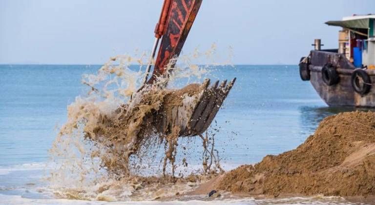 Dampak Penambangan Pasir Laut Bagi Nelayan Tradisional: Makin Susah Menangkap Ikan