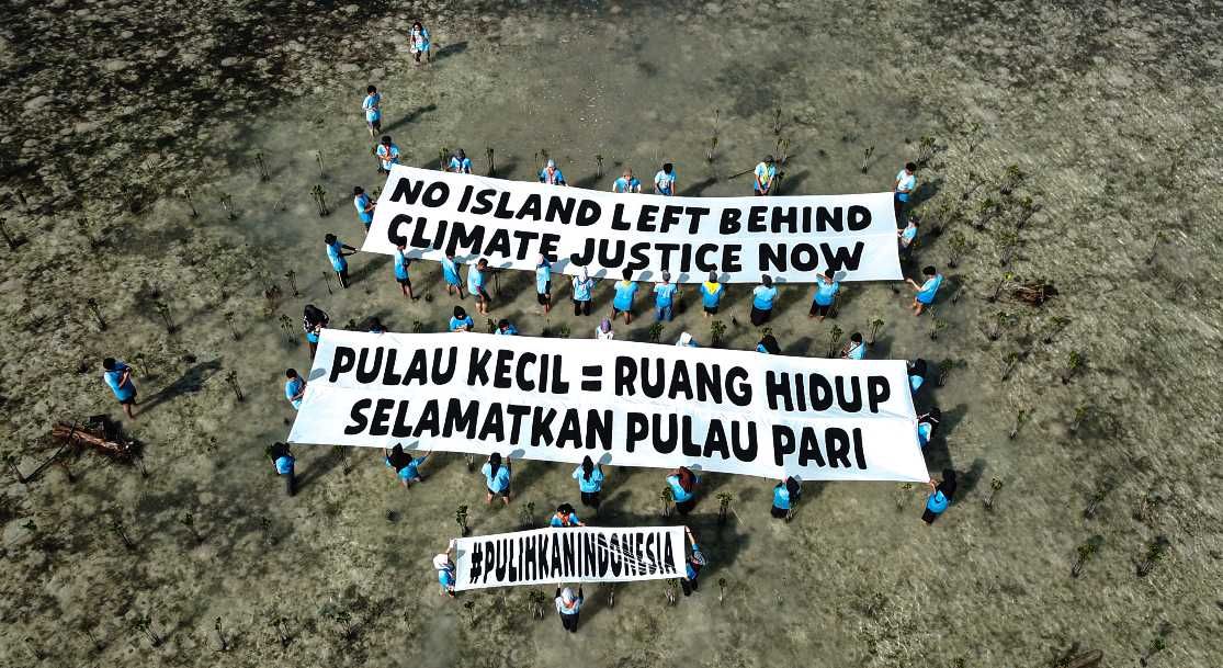 Menanam Mangrove Menyelamatkan Pulau Kecil sebagai Ruang Hidup