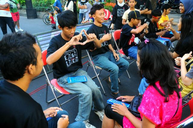 Cerita-cerita Tuli: Pameran Foto tentang Keseharian DIsabilitas Tuli di Kota Solo