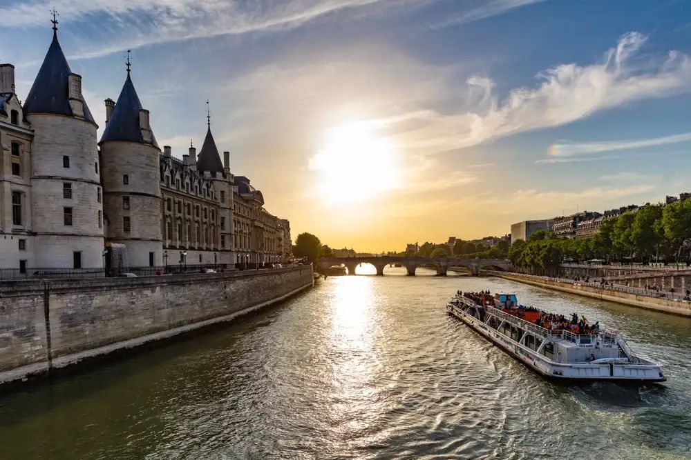 Keindahan Kota Paris Memudar Saat Gelombang Panas Melanda