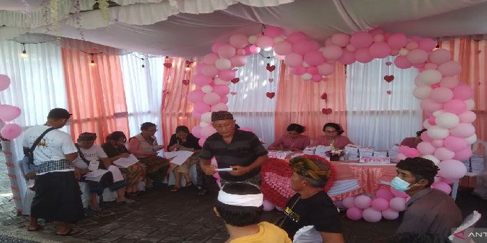 Pemilu Bertepatan dengan Hari Kasih Sayang, Petugas TPS Bagi-bagi Cokelat