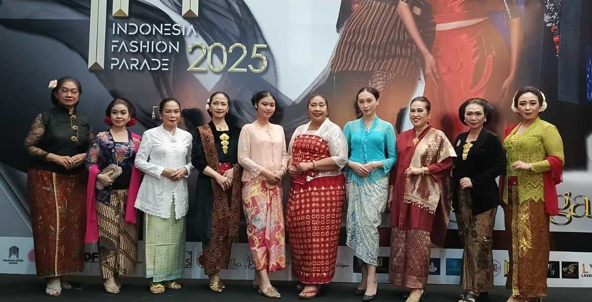 Penampilan Komunitas Perempuan Berkebaya Saat Pembukaan Indonesia Fashion Parade 2025