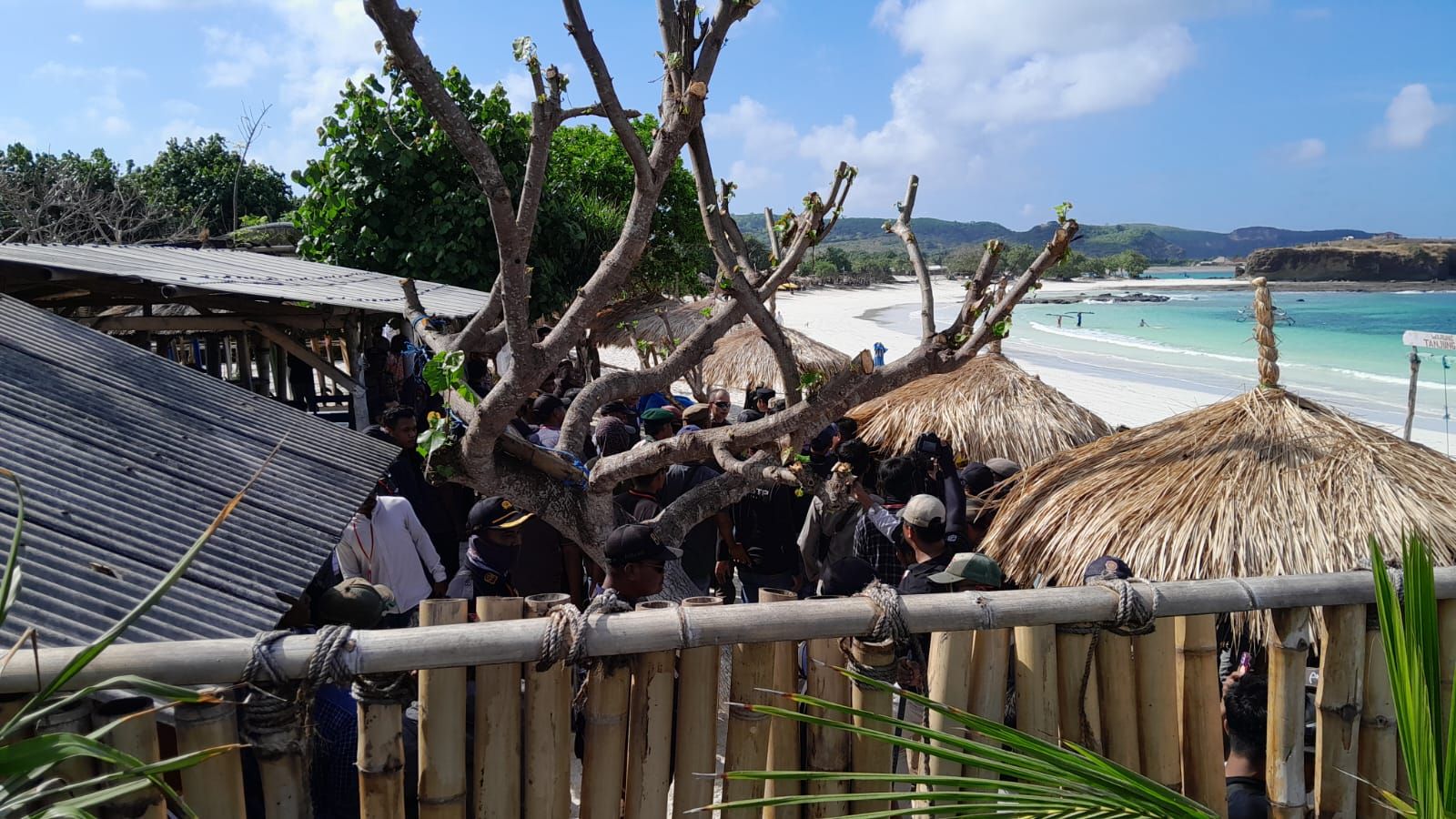 Ribuan Orang Terancam Kehilangan Mata Pancaharian Akibat Penggusuran di Pantai Tanjung Aan, Mandalika