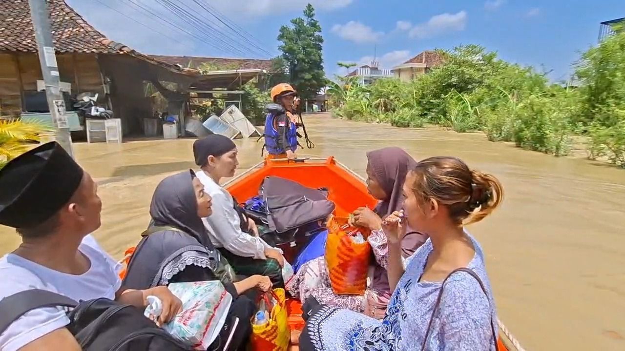 Hujan Deras Picu Banjir di Demak, Ratusan Warga Mengungsi dan Satu Lainnya Hilang