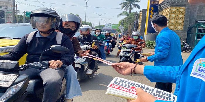 Tolak Politik Dinasti, Mahasiswa dari Ratusan Kampus di Indonesia Turun ke Jalan Bagikan Selebaran