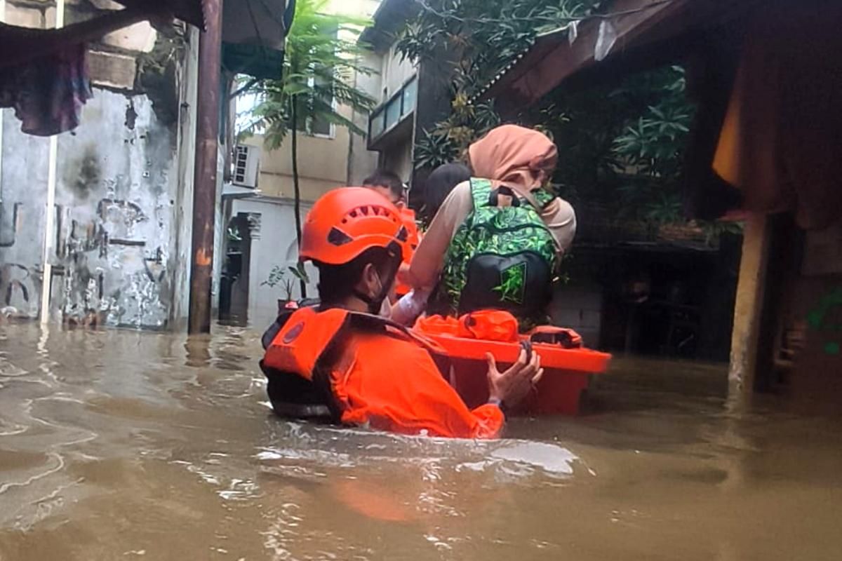 Hujan Deras Mengakibatkan Banjir di 134 RT di Jakarta Tergenang hingga 1,5 Meter