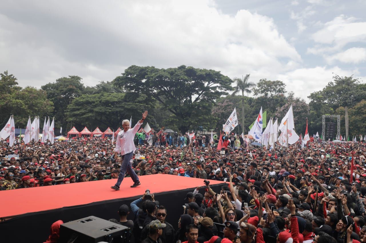 Di Hadapan Puluhan Ribu Pendukungnya, Ganjar-Mahfud Janjikan Modernisasi Pertanian dan Internet Gratis
