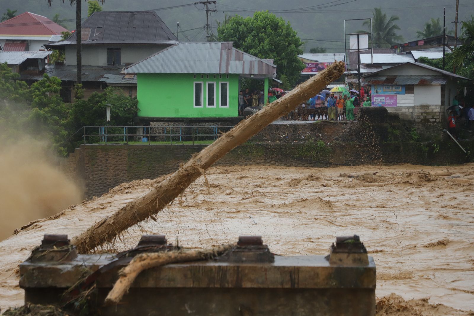BNPB: Korban Meninggal Akibat Banjir dan Longsor di Sumatera Barat Capai 90 Orang