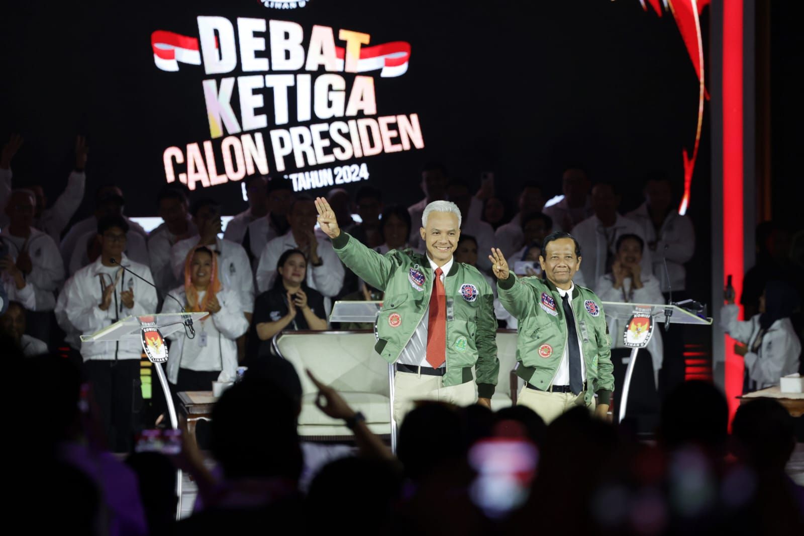 Ganjar dan Mahfud Kompak Kenakan Jaket Bomber Army Look Pada Debat Capres Ketiga