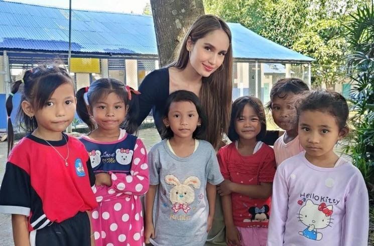 Sangat Peduli Anak-anak di Pedalaman, Cinta Laura Tuai Pujian dari Warganet
