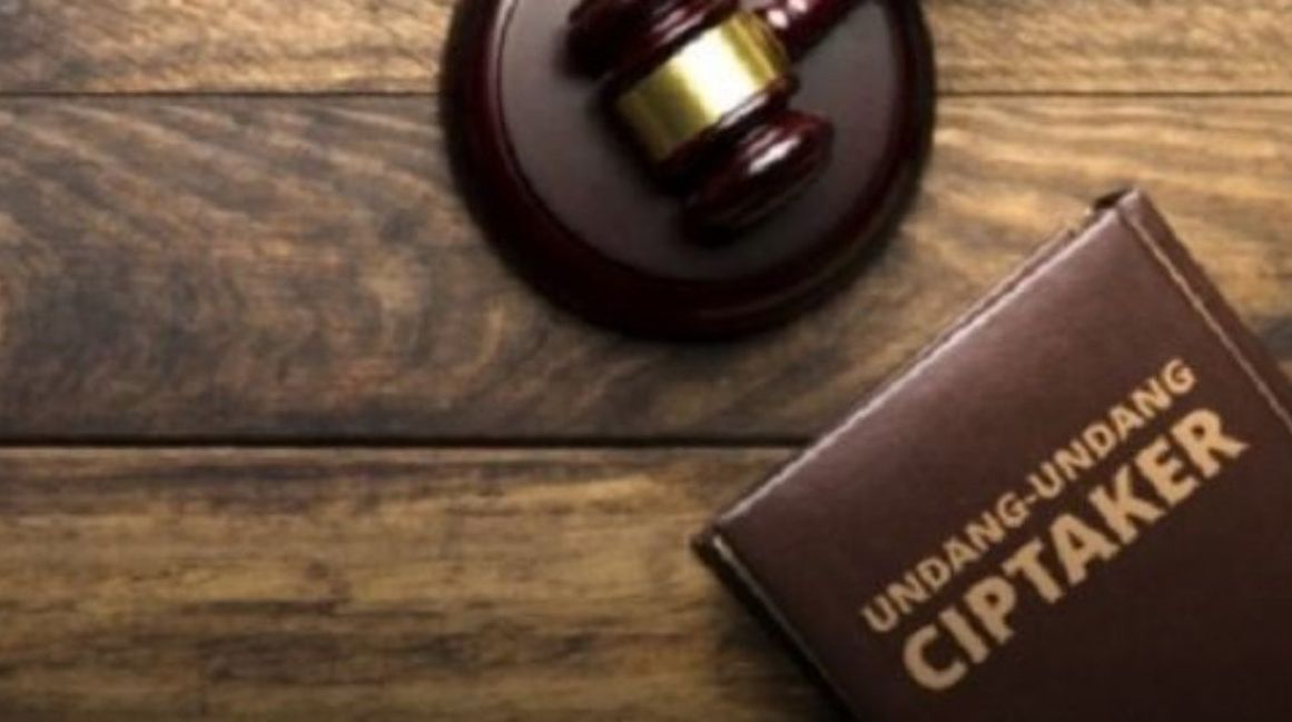 Studi Makin Terang: Lima Tahun UU Cipta Kerja Perburuk Situasi Kerja Buruh Industri