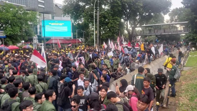 Aksi Indonesia Gelap di Jakarta Soroti Kebijakan Prabowo-Gibran yang Sengsarakan Rakyat