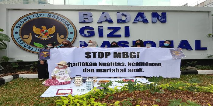Sambil Piknik di Kantor BGN, Ibu-ibu Tuntut Program MBG Dihentikan