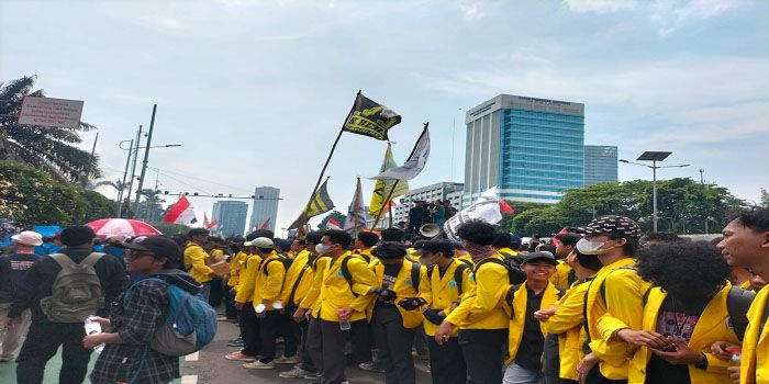 Ribuan Massa Geruduk Gedung MPR/DPR