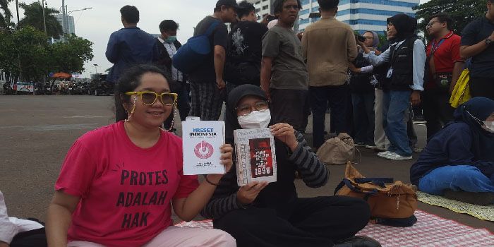 Gagal Bertemu Anggota Dewan, Puluhan Mahasiswa Gelar Aksi ‘Piknik’ di Depan Gedung MPR/DPR