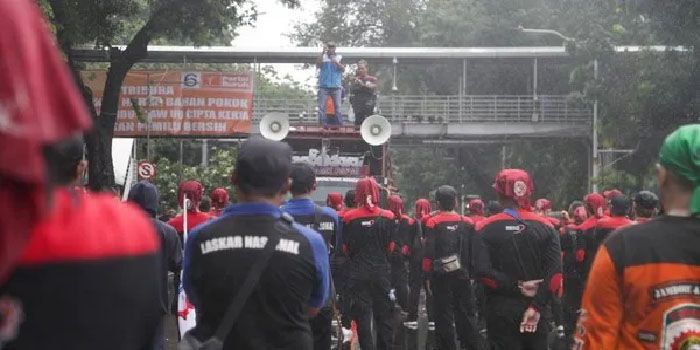 Ratusan Buruh Demo, Desak Penurunan Harga Bahan Pokok