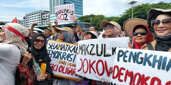 Ribuan Orang Gelar Unjuk Rasa di DPR Desak Pemakzulan Jokowi