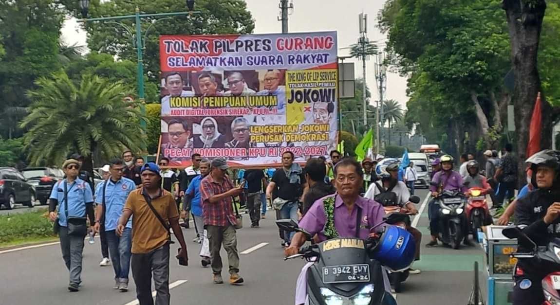 Demo Poros Buruh di Depan KPU Tolak Hasil Pilpres 2024