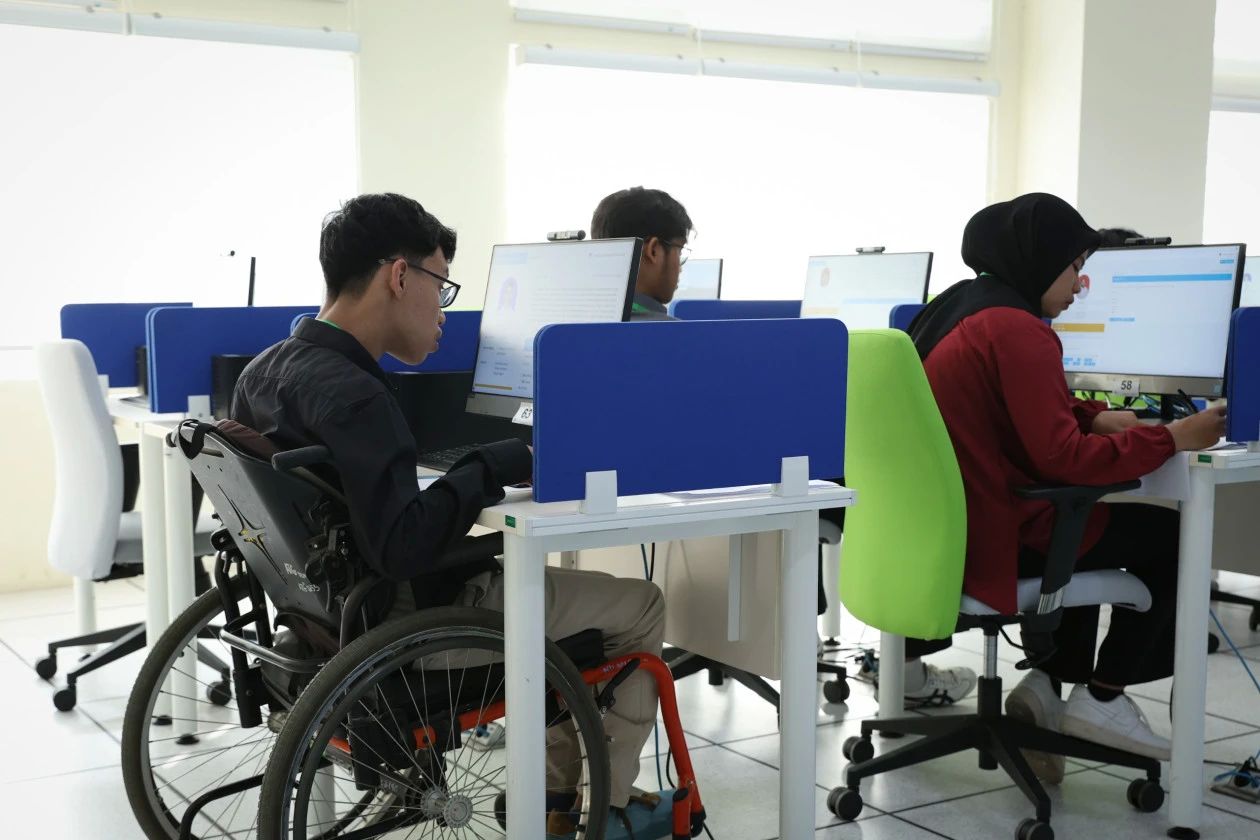 Kisah Siswa Disabilitas Ikuti Tes UM UGM CBT 2025