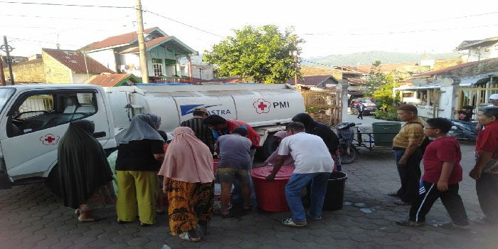 PMI Distribusikan 250 Ribu Liter Air untuk Korban Bencana di Padang