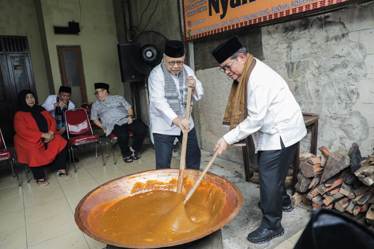 Tradisi “Ngaduk Dodol Betawi“: Upaya Melestarikan Kuliner Tradisional Betawi