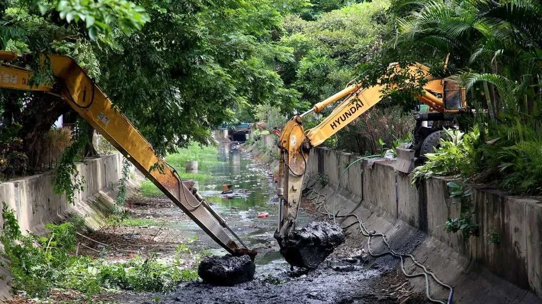 Pemerintah Kota Surabaya Optimalkan 76 Rumah Pompa dan Normalisasi Saluran untuk Antisipasi Banjir