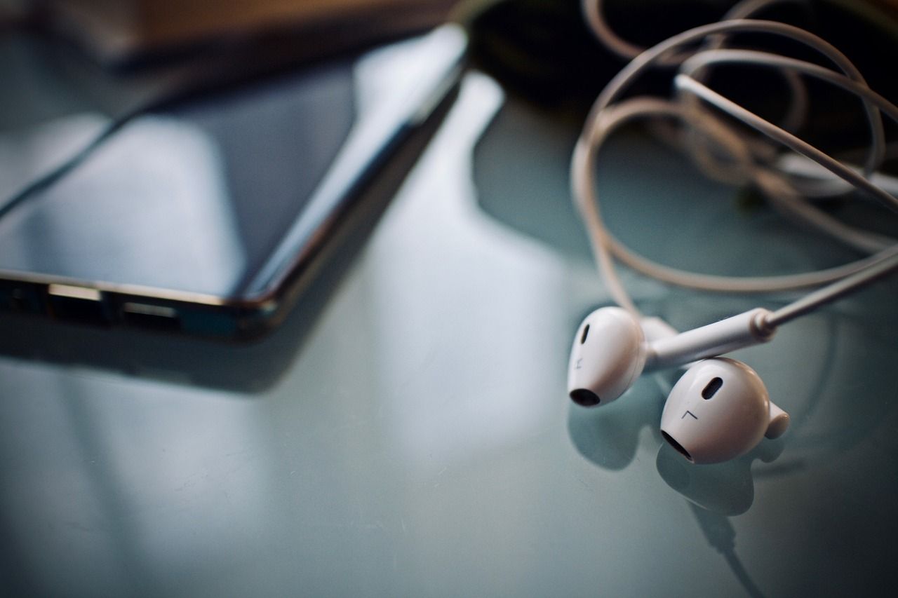 Awas! Terlalu Sering Mendengarkan Musik Melalui Earphone Ancam Kesehatan Telinga