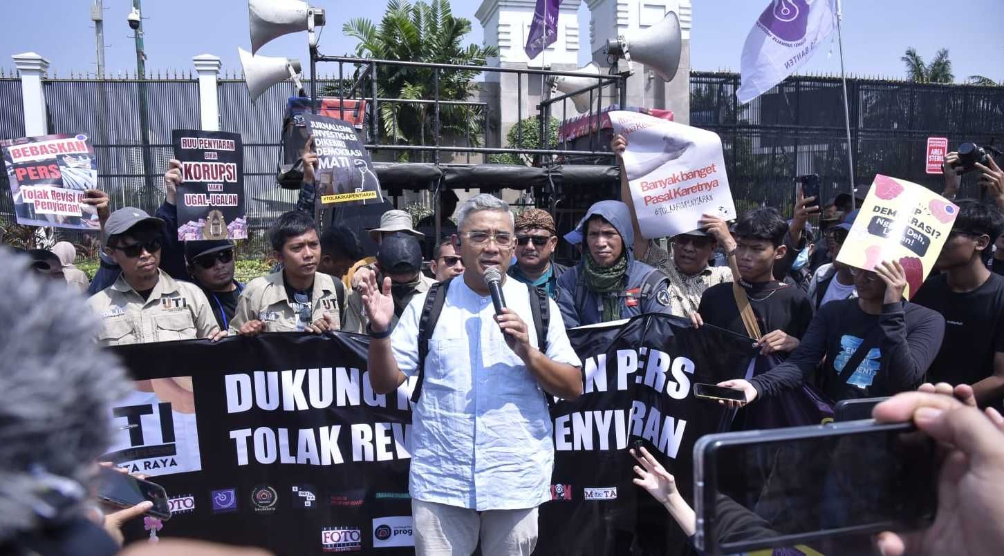Temui Massa Pengunjukrasa Tolak Revisi UU Penyiaran, Farhan Janji Akan Perjuangkan Kebebasan Pers