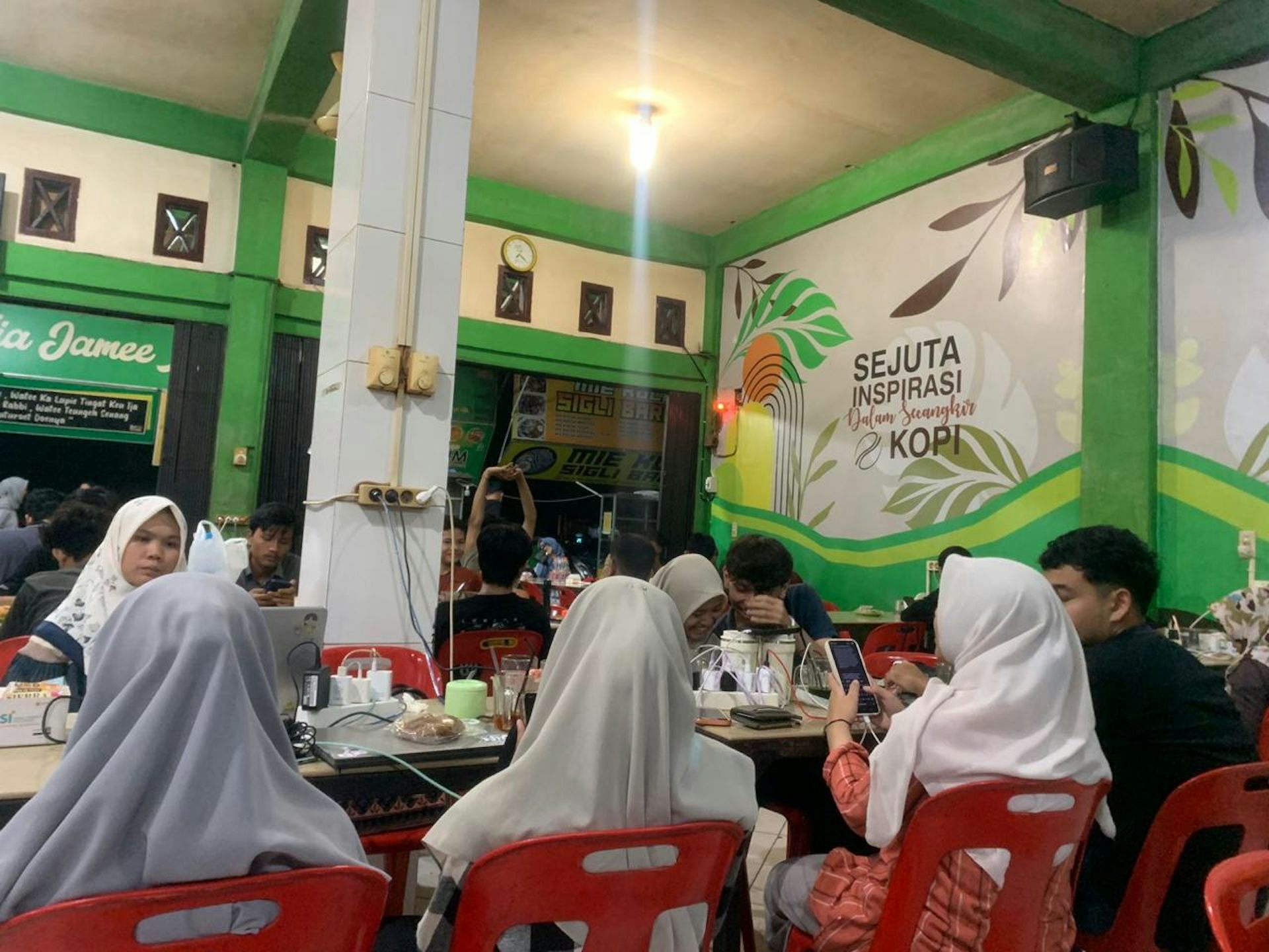 Banjir Sumatera: Warung Kopi Jadi Ruang Ketahanan Sosial di Aceh Saat Bencana