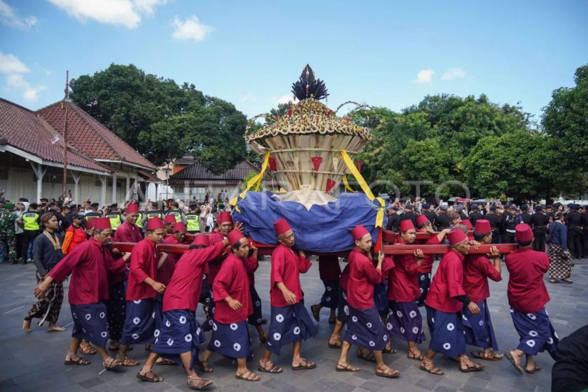 Tradisi Nyadhong Warnai Grebeg Besar Tahun 2025 di Keraton Yogyakarta