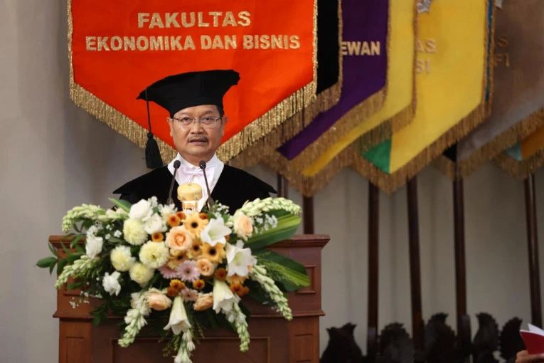 Soroti Tantangan Keseimbangan Kerja Anak Muda, Prof. Gugup Kismono Dikukuhkan sebagai Guru Besar FEB UGM