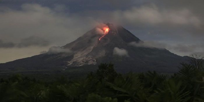 Gunung Merapi Keluarkan Awan Panas 7 Kali, Masyarakat Diimbau Waspada