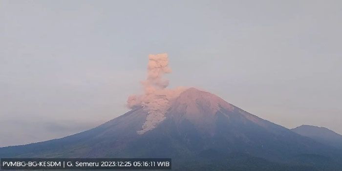 Jelang Kamis Siang, Gunung Semeru 10 Kali Meletus