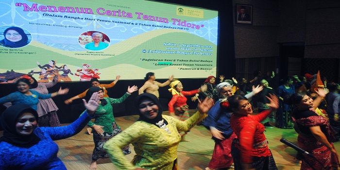 Menenun Cerita Tenun Tidore Ala Bakul Budaya dan Makara Art Center UI