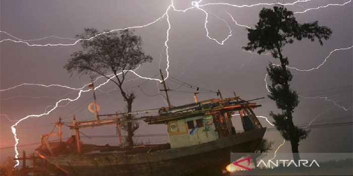 Cuaca Hari Ini: Waspada, Hujan Disertai Petir Berpotensi Terjadi di Kota Ini