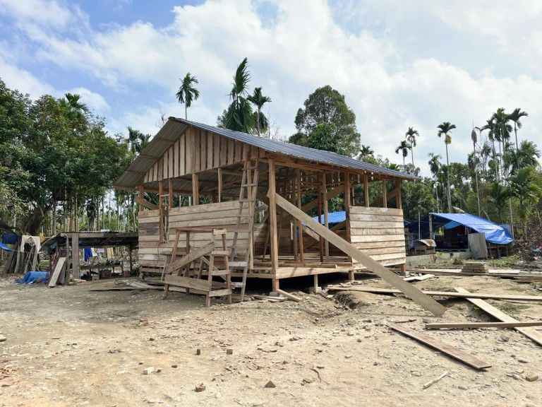 Tim UGM Bangun Hunian Sementara dengan Libatkan Warga Penyintas Banjir Sumatera